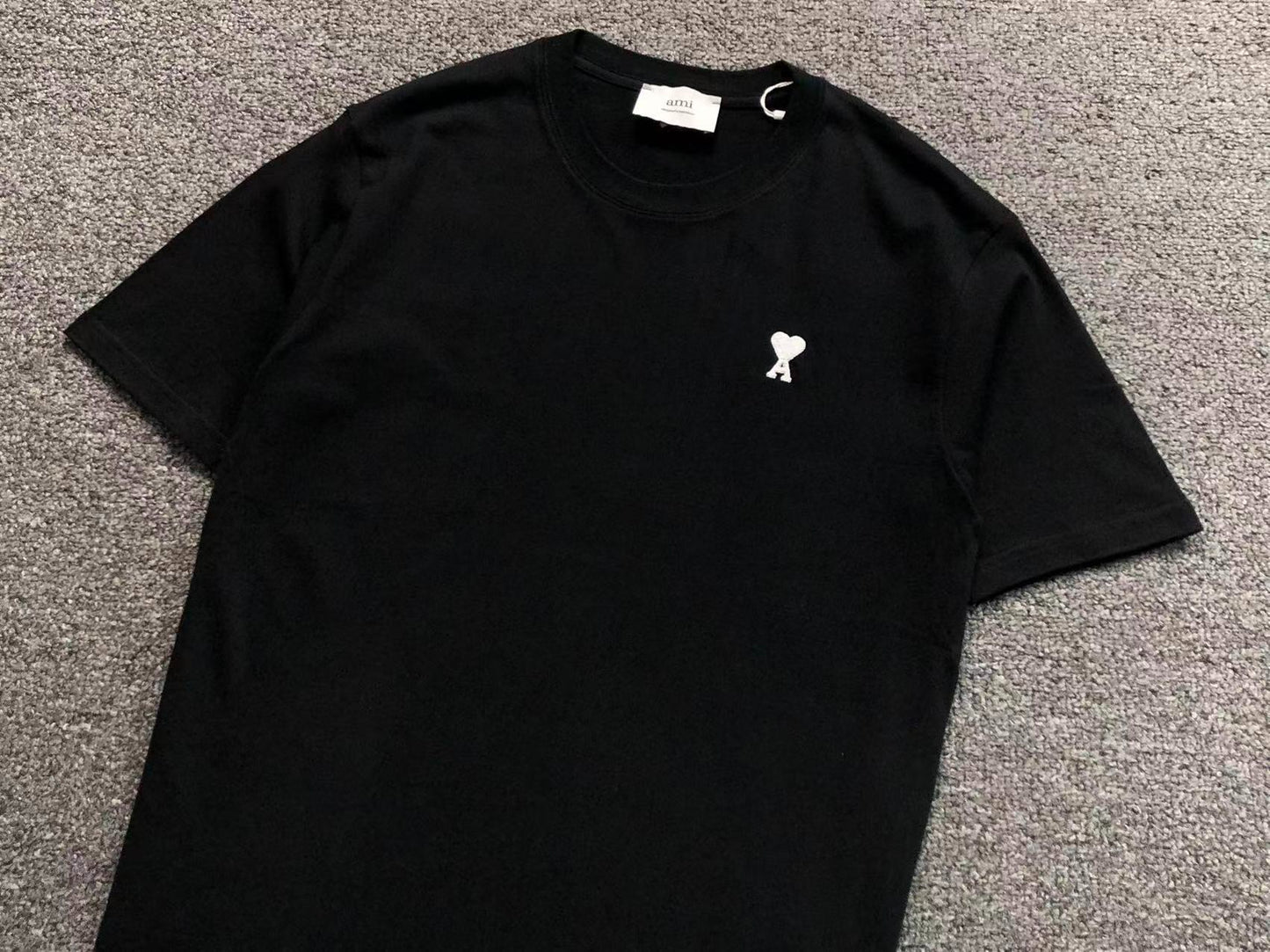 Camiseta AMI Paris Logo Coração Mini Bordado