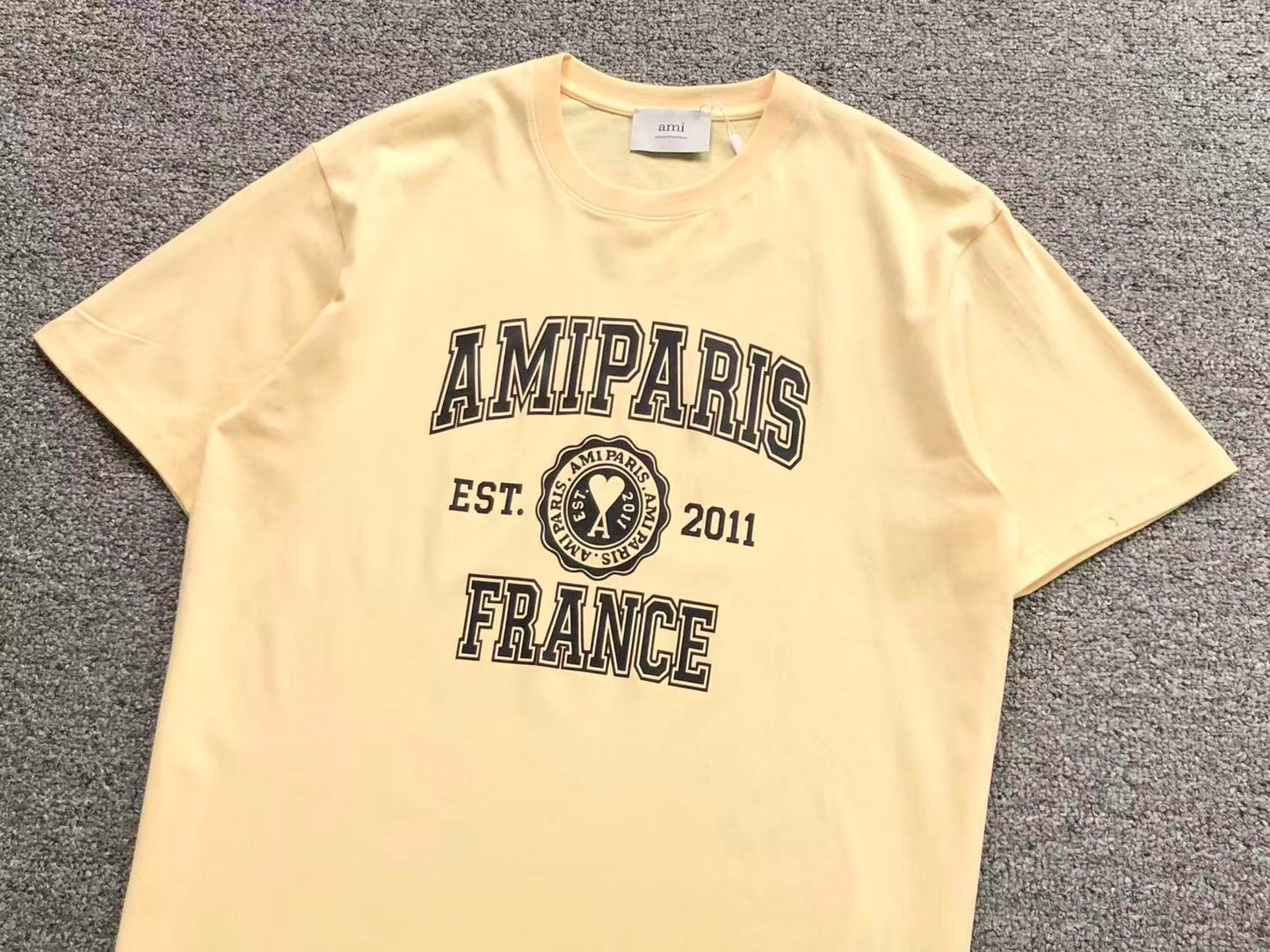 Camiseta AMI Paris Badge Varsity