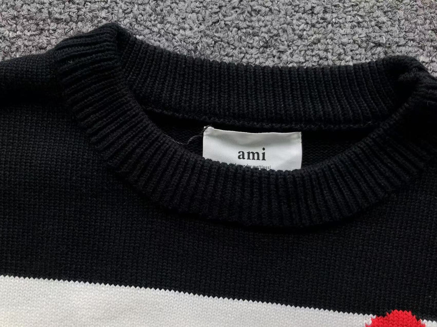 Suéter AMI Paris Stripe Bold Coração