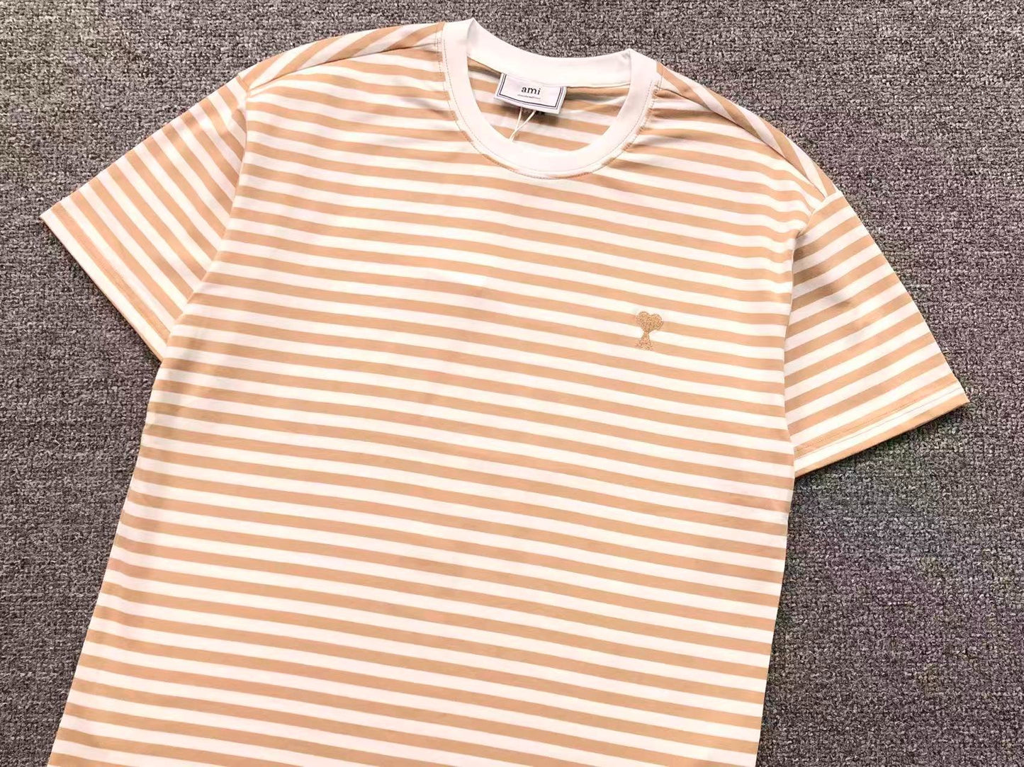 Camiseta AMI Paris Classic Heart Striped Tee
