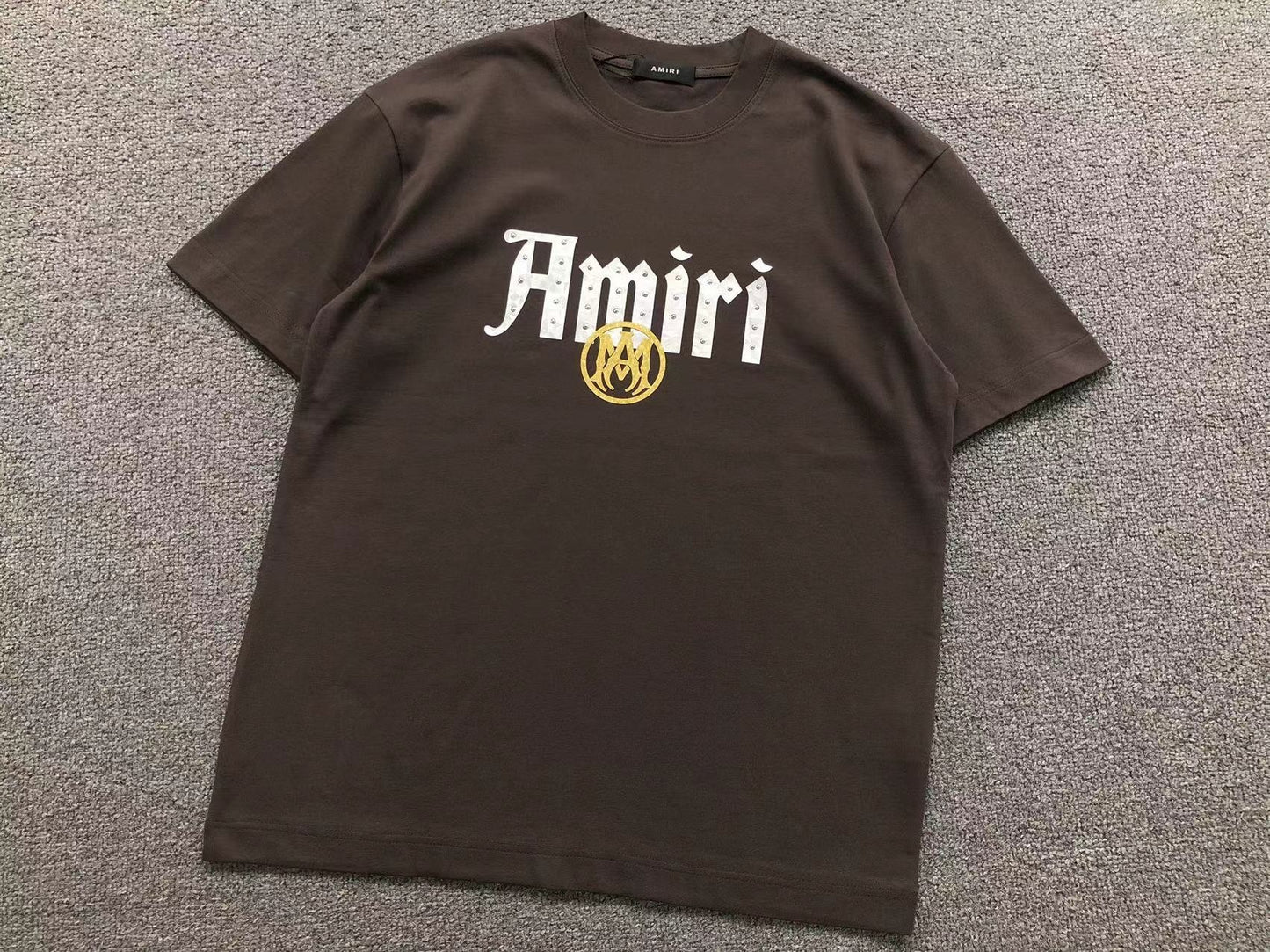 Camiseta AMIRI Gothic Logo Gold Emblem