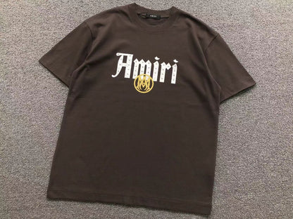 Camiseta AMIRI Gothic Logo Gold Emblem
