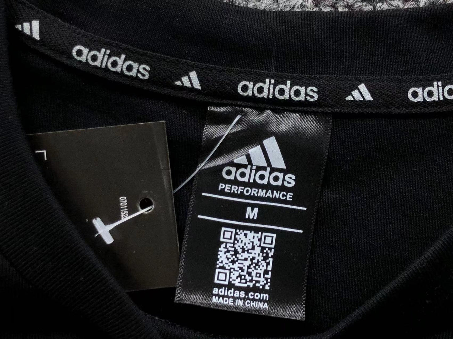 Camiseta Adidas Clean Stripe Tee Feminina