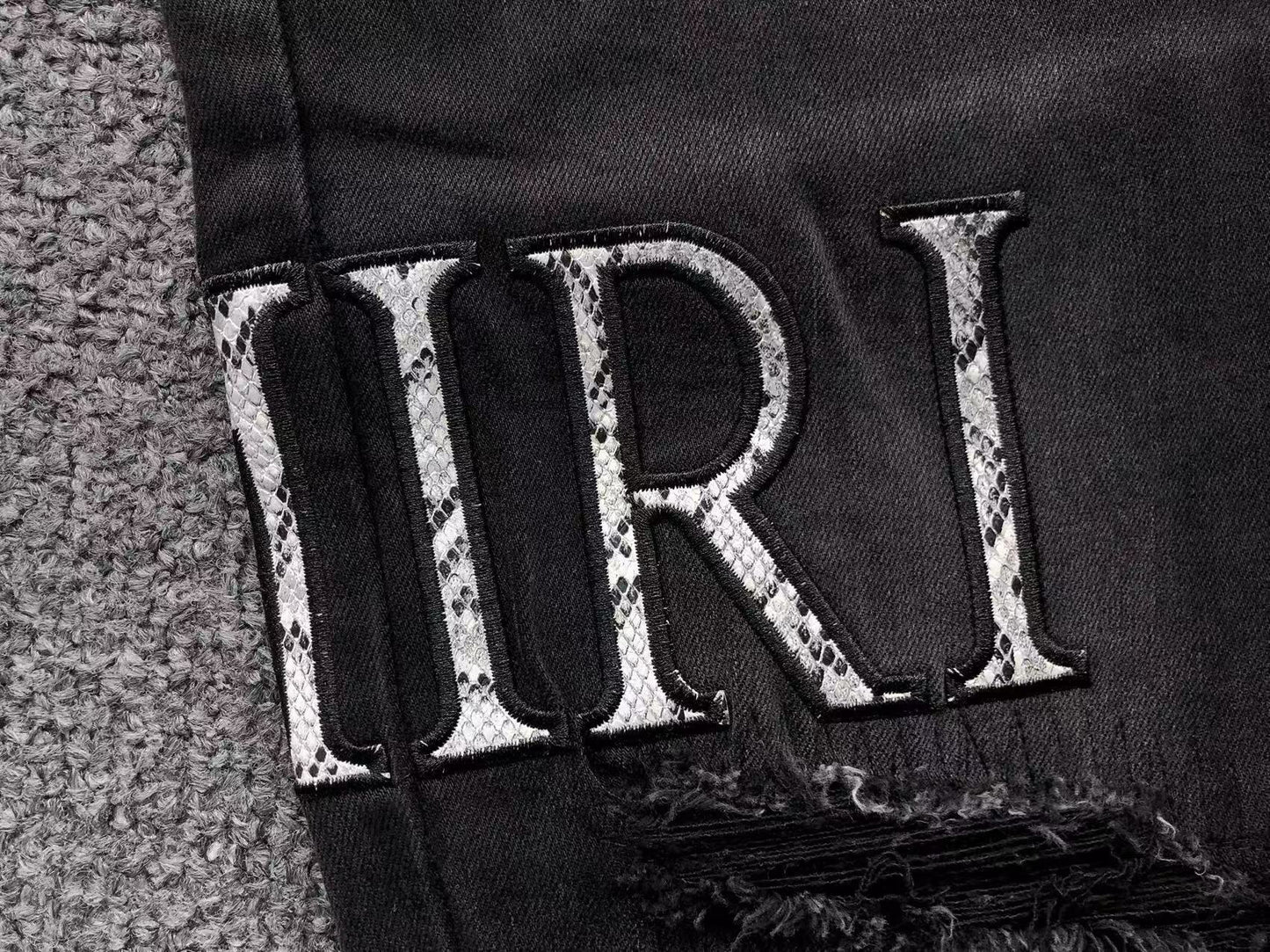 Calça AMIRI Logo Destroyed Black Denim