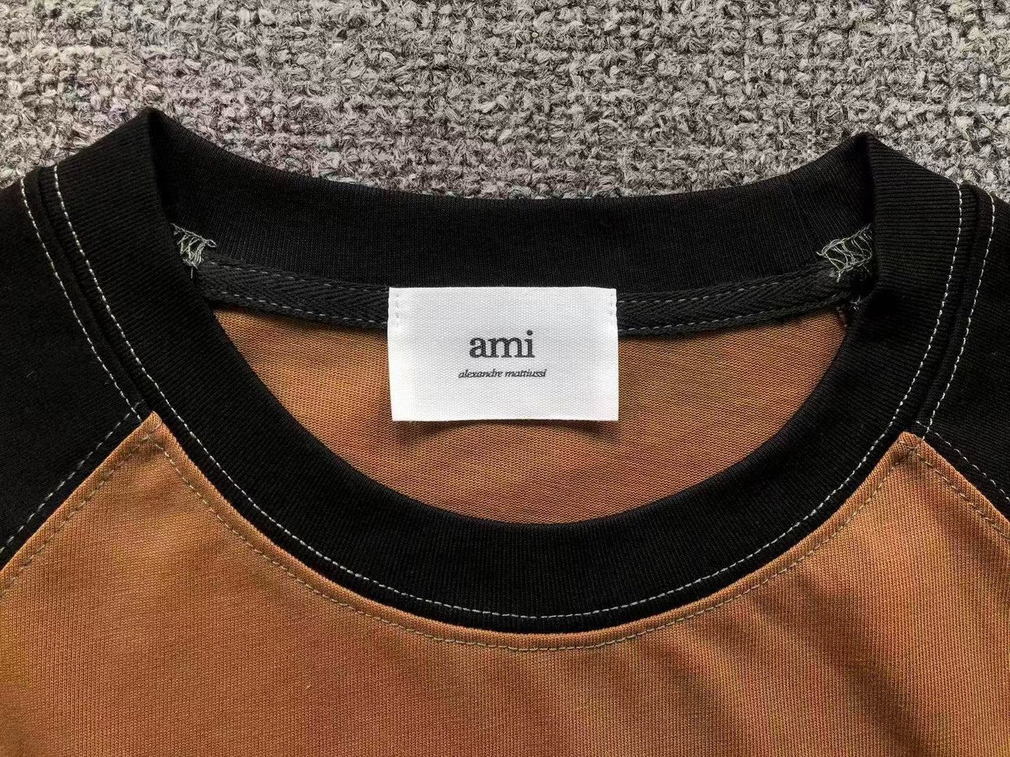 Camiseta AMI Paris Varsity Logo Raglan