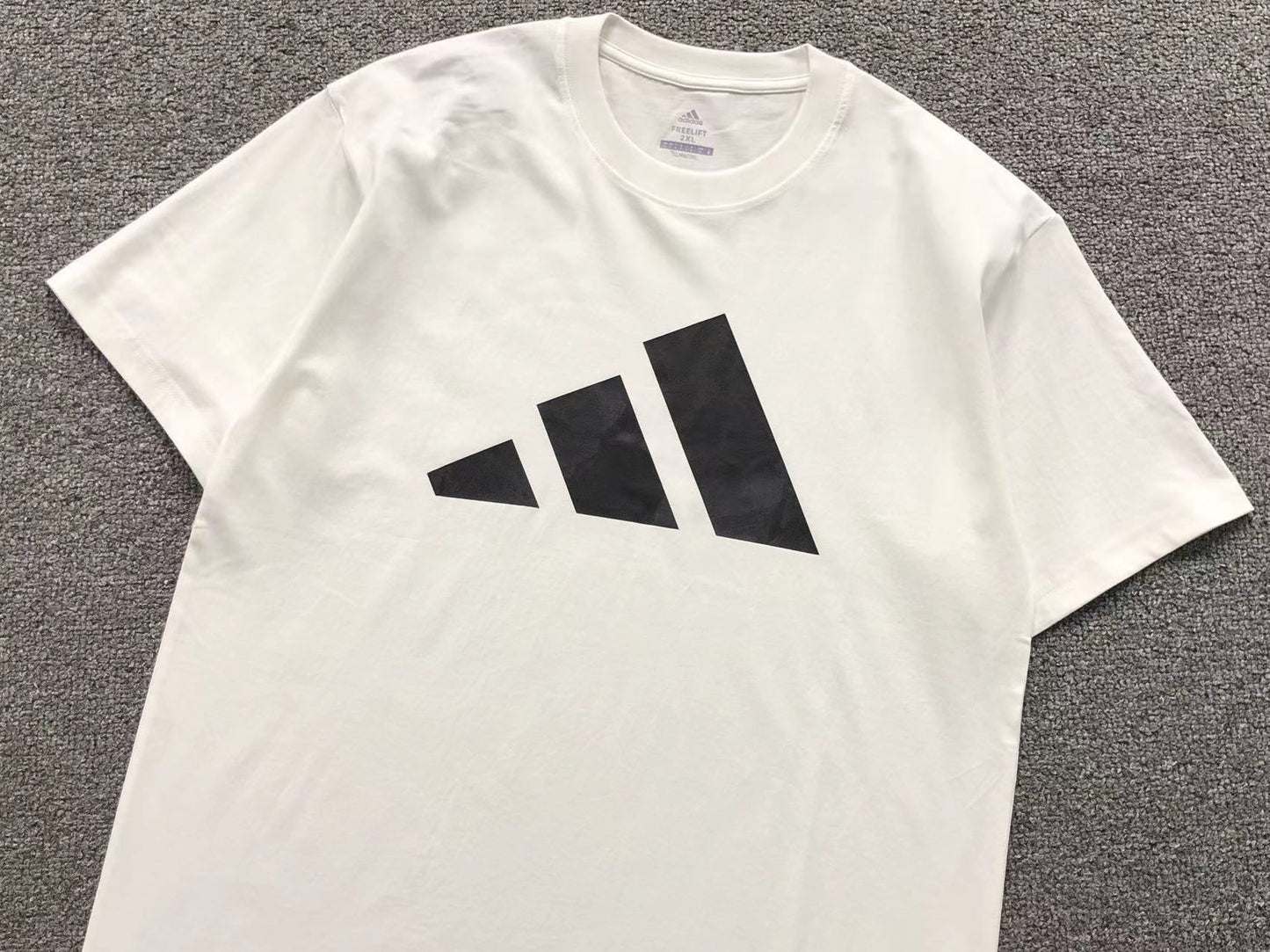 Camiseta Adidas Big Logo Essential