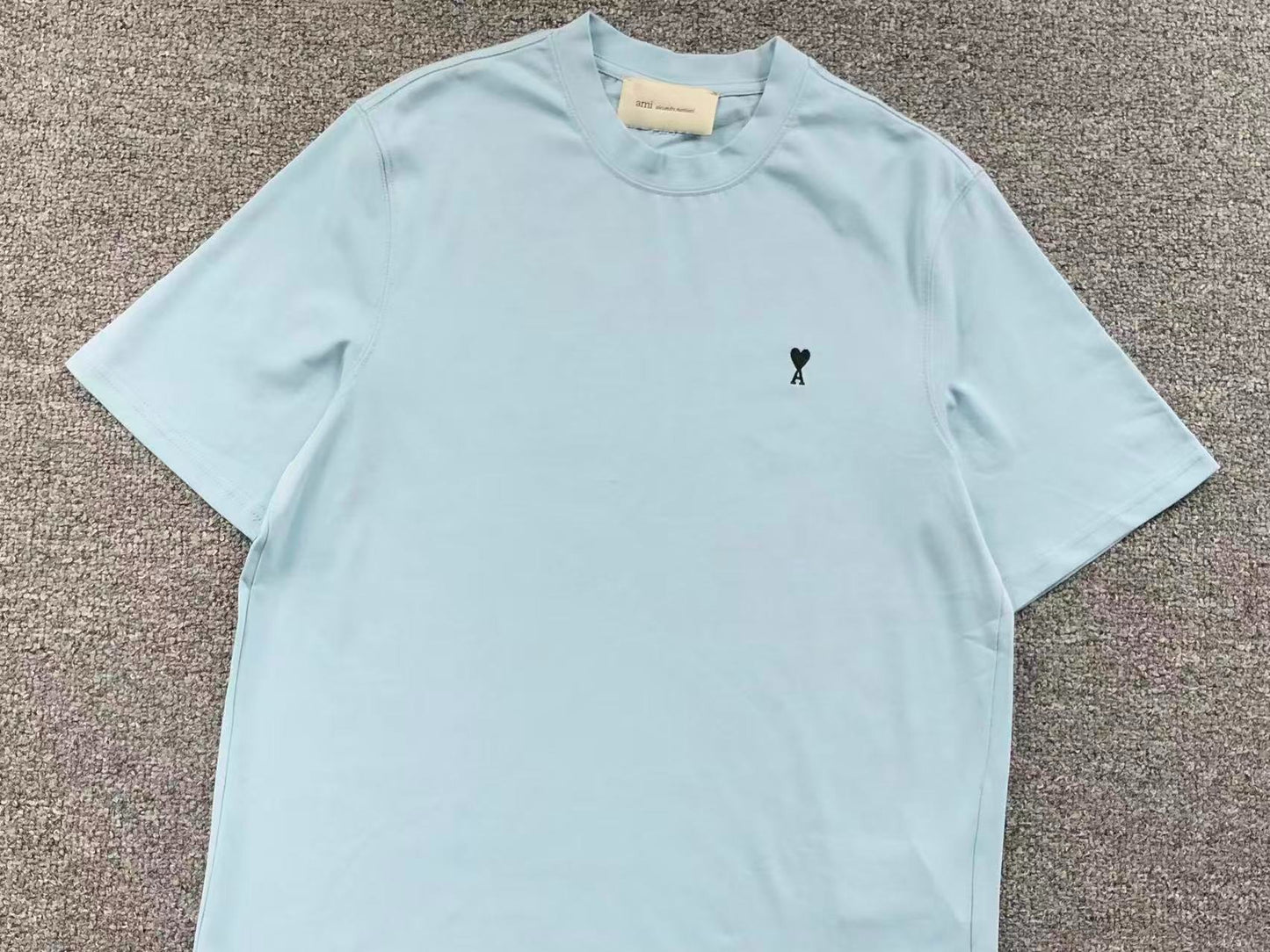 Camiseta AMI Paris Logo Coração Mini Bordado