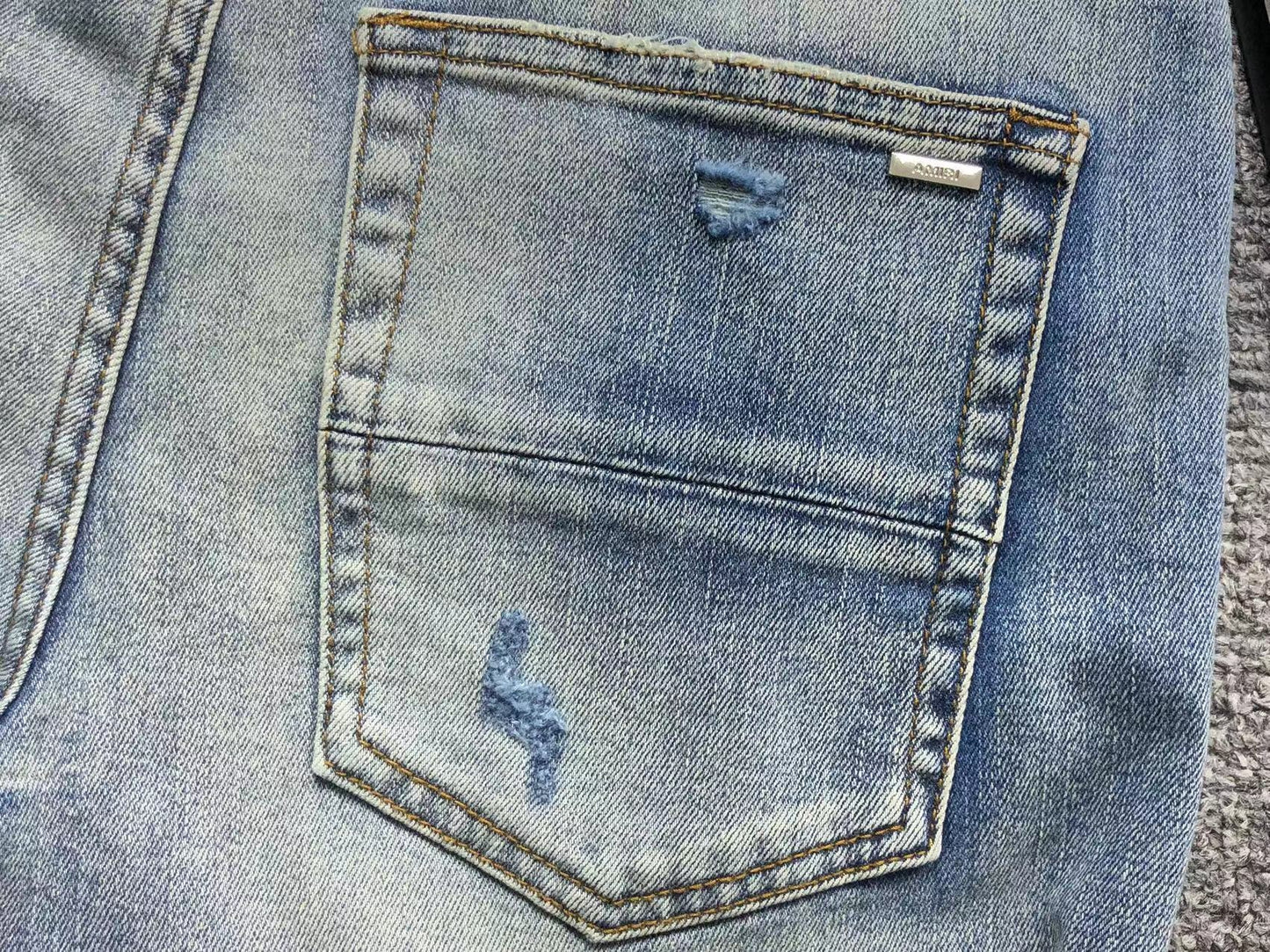 Calça AMIRI Light Wash Destroyed Denim