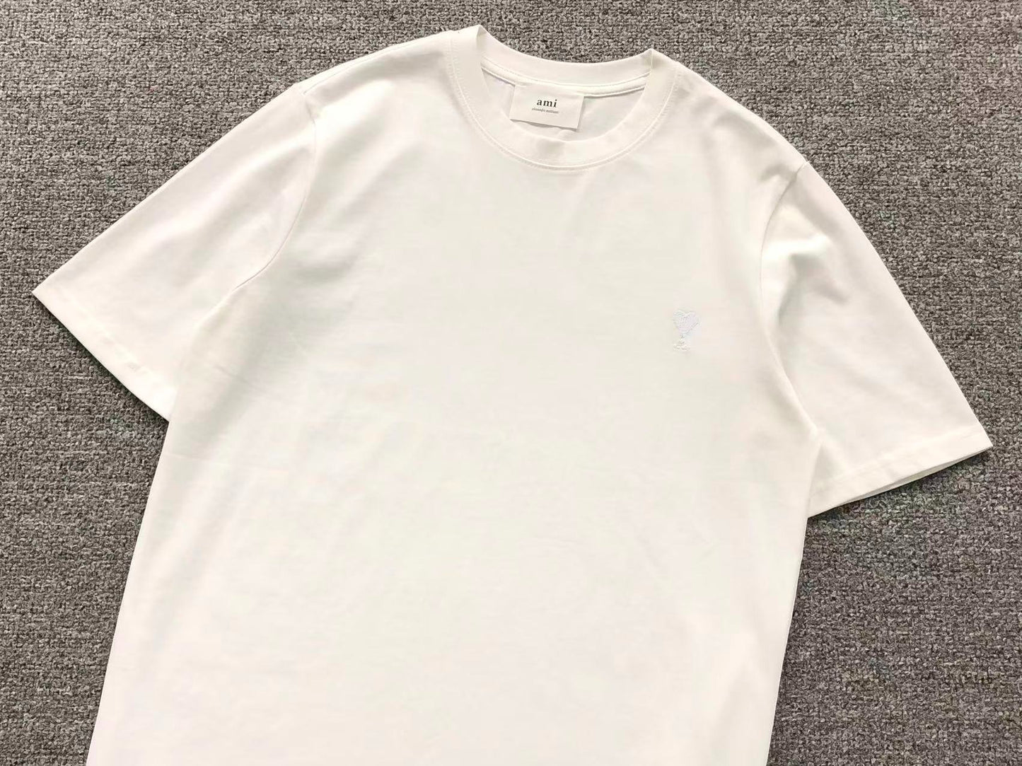 Camiseta AMI Paris Mini Heart Logo Minimal