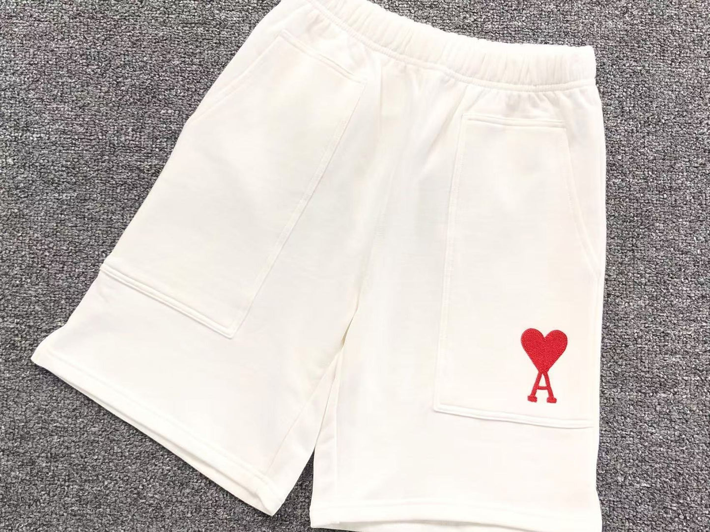 Short AMI Paris Essential Heart Collection