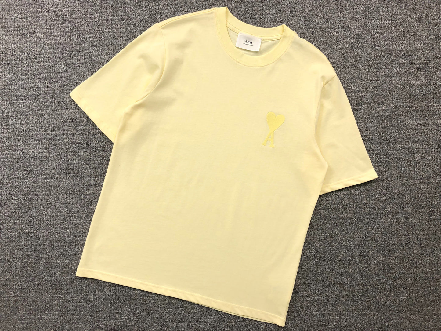 Camiseta AMI Paris Minimal Tonal Heart Logo
