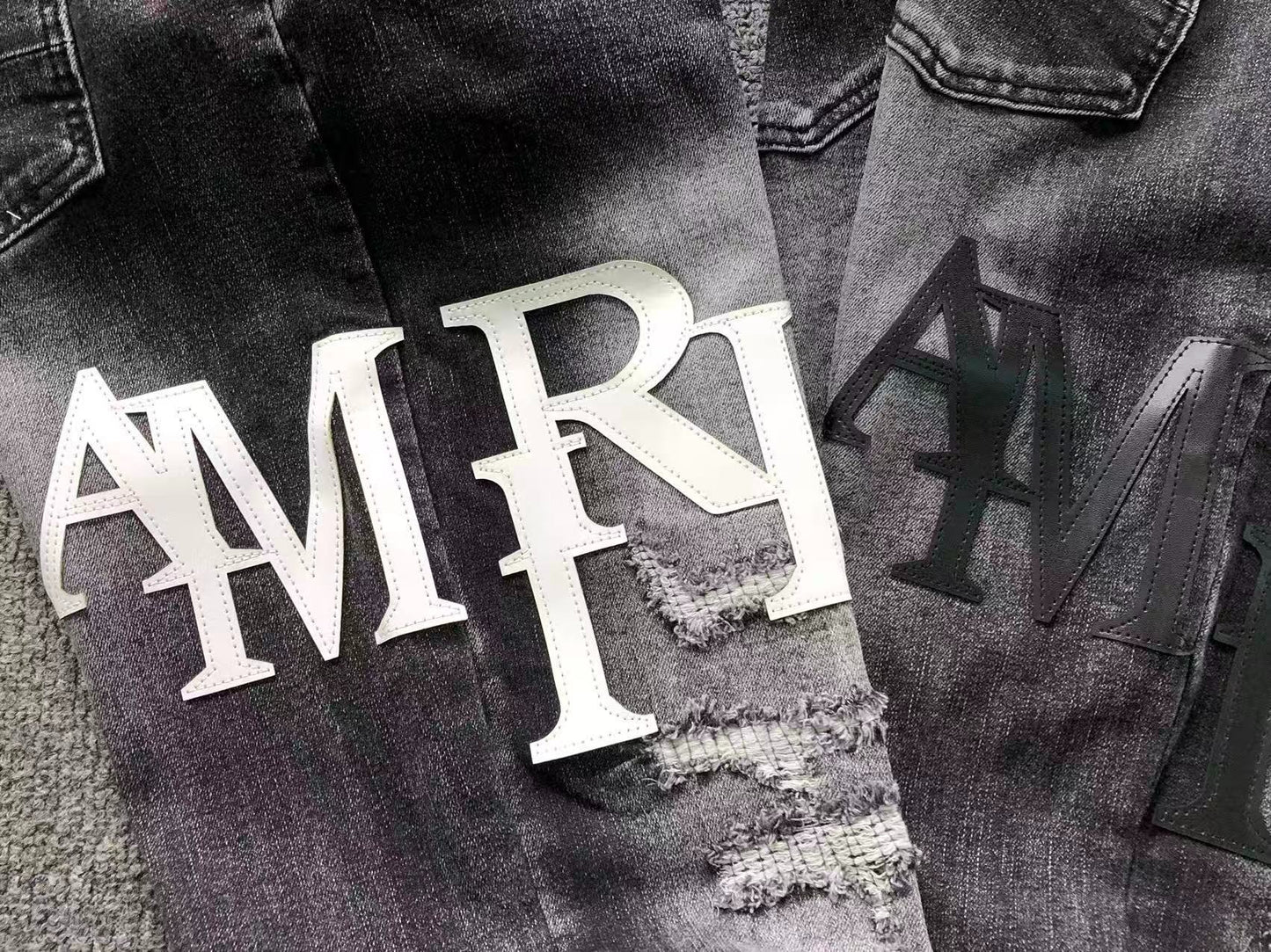 Calça AMIRI Tonal Logo Black Destroyed Denim