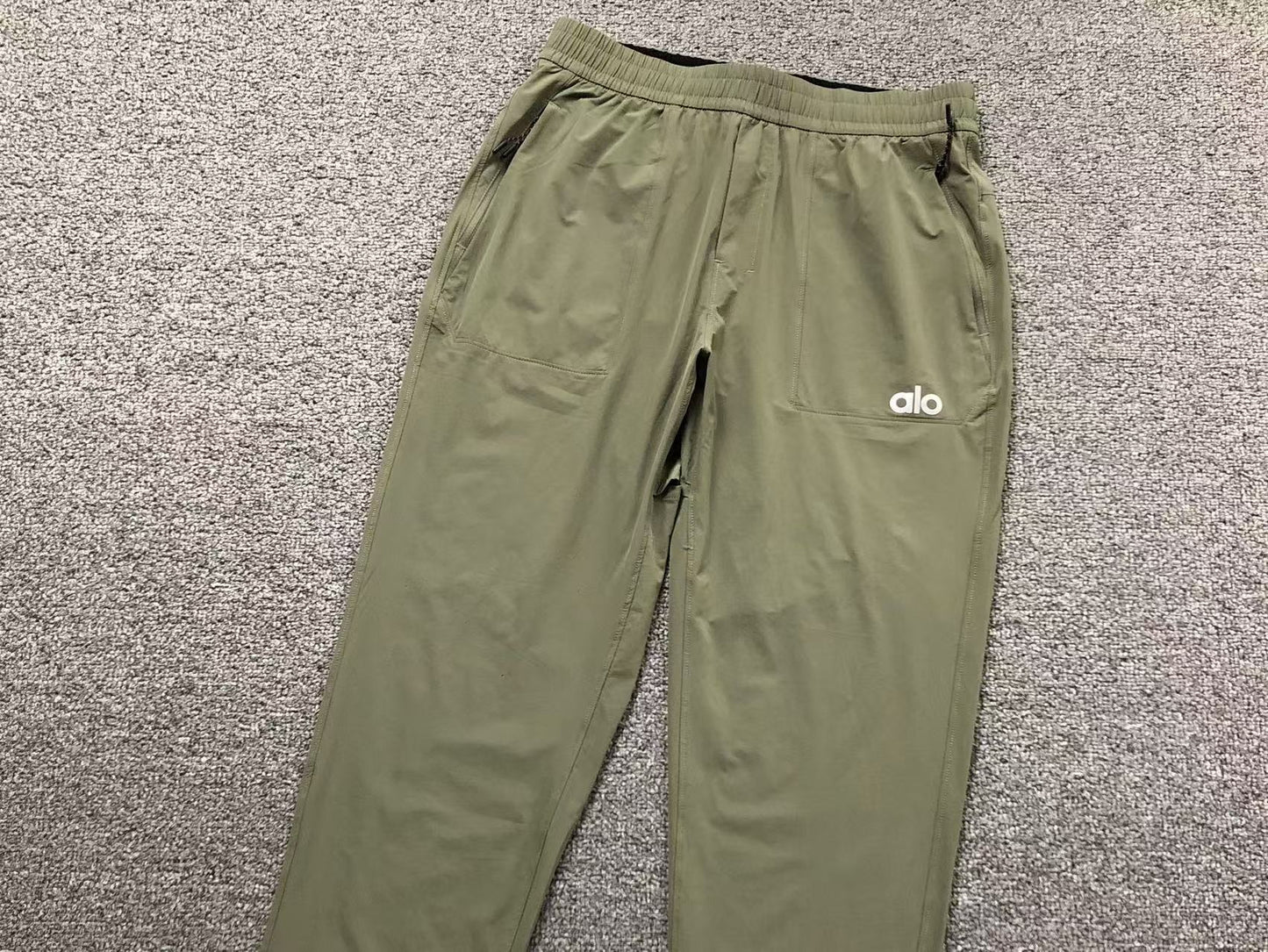 Calça elástica ALO moletom cargo