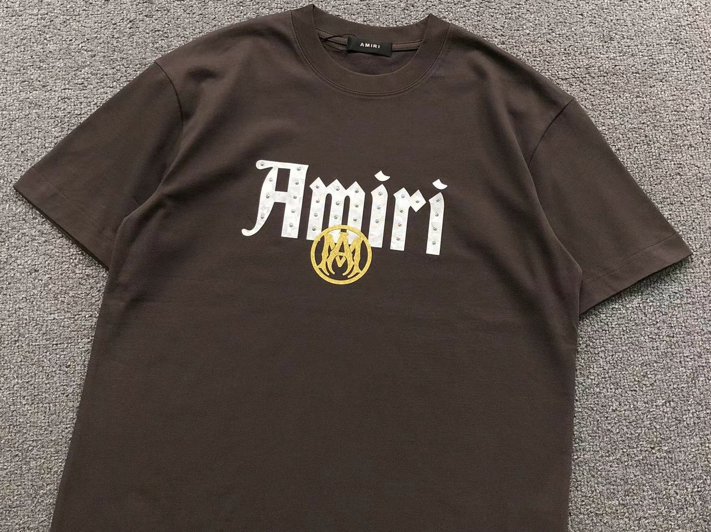 Camiseta AMIRI Gothic Logo Gold Emblem
