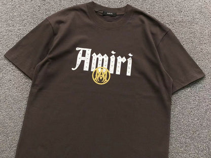 Camiseta AMIRI Gothic Logo Gold Emblem