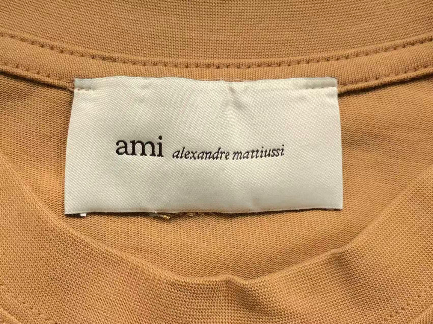 Camiseta AMI Paris Logo Coração Bordado