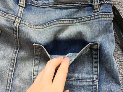 Calça AMIRI Light Wash Destroyed Denim