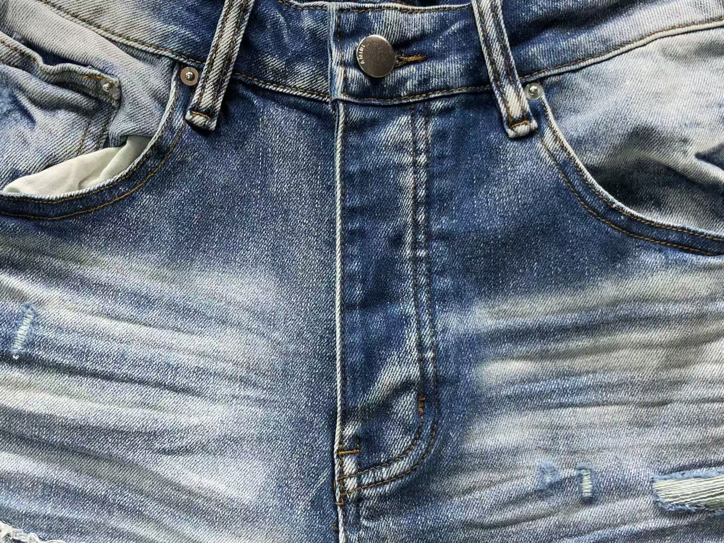 Calça AMIRI Vintage Destroyed Logo Denim (Ice Wash)