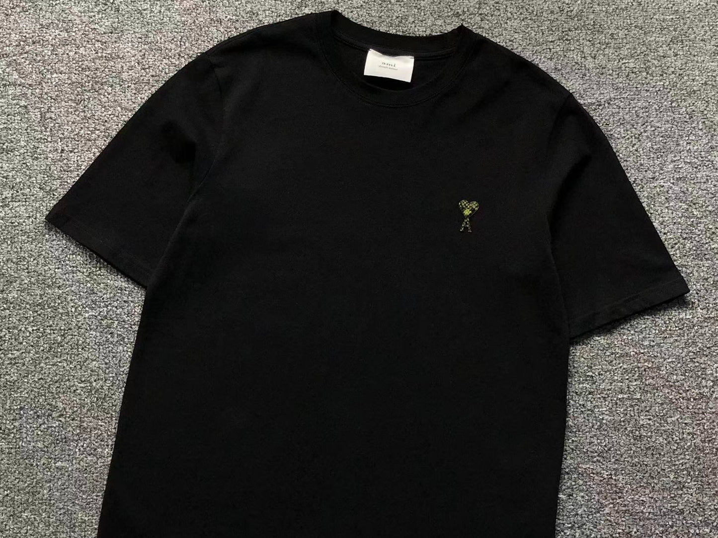 Camiseta AMI Paris Mini Heart Logo Minimal