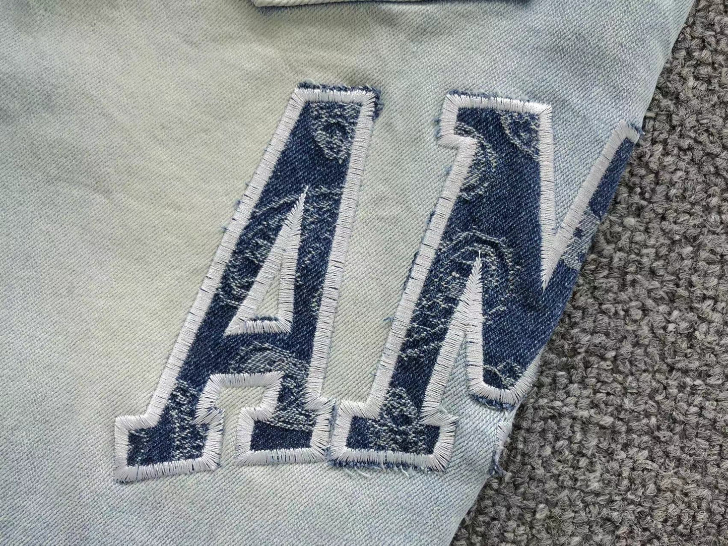 Calça AMIRI Logo Distressed Light Blue Denim