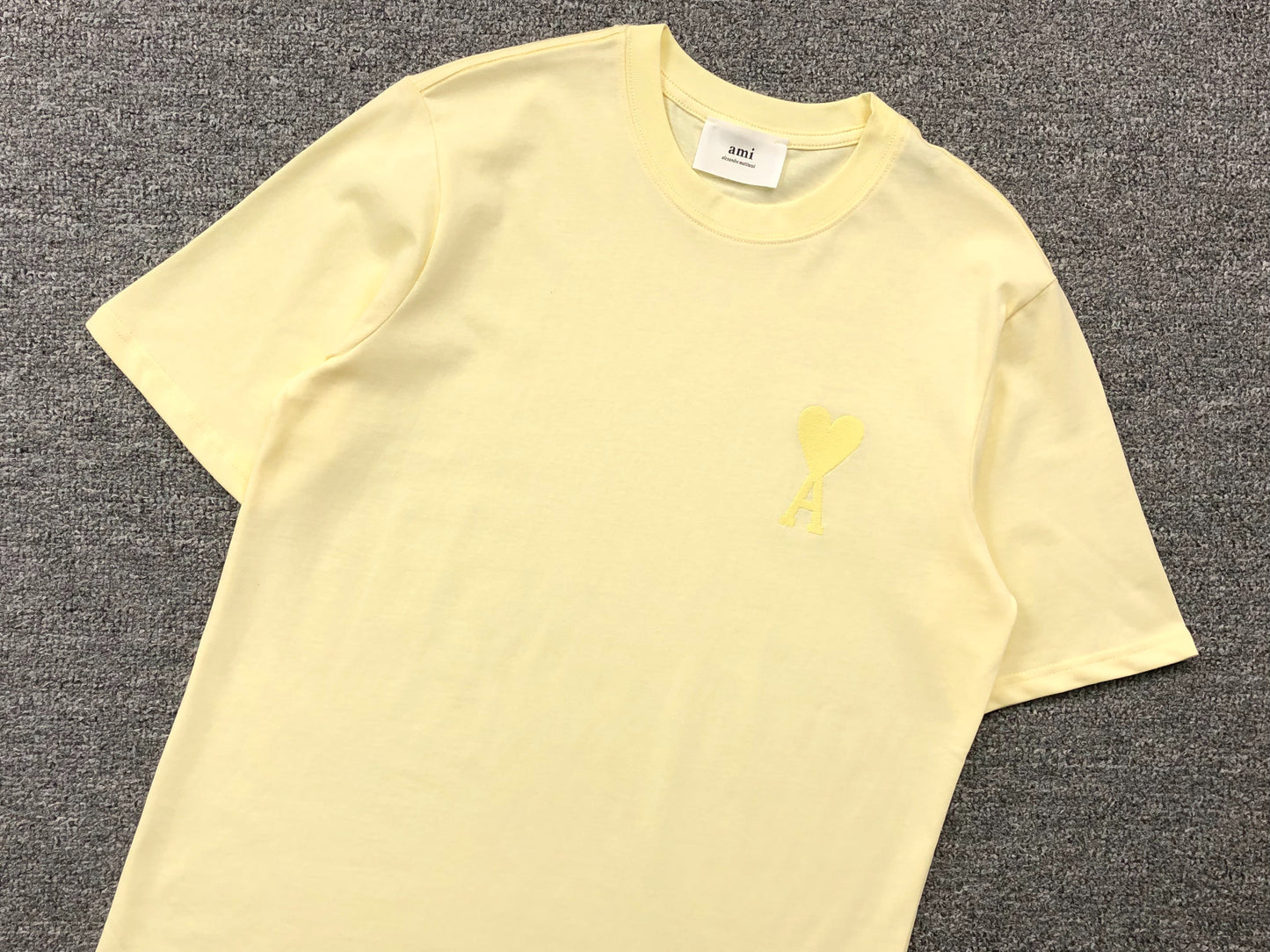Camiseta AMI Paris Minimal Tonal Heart Logo