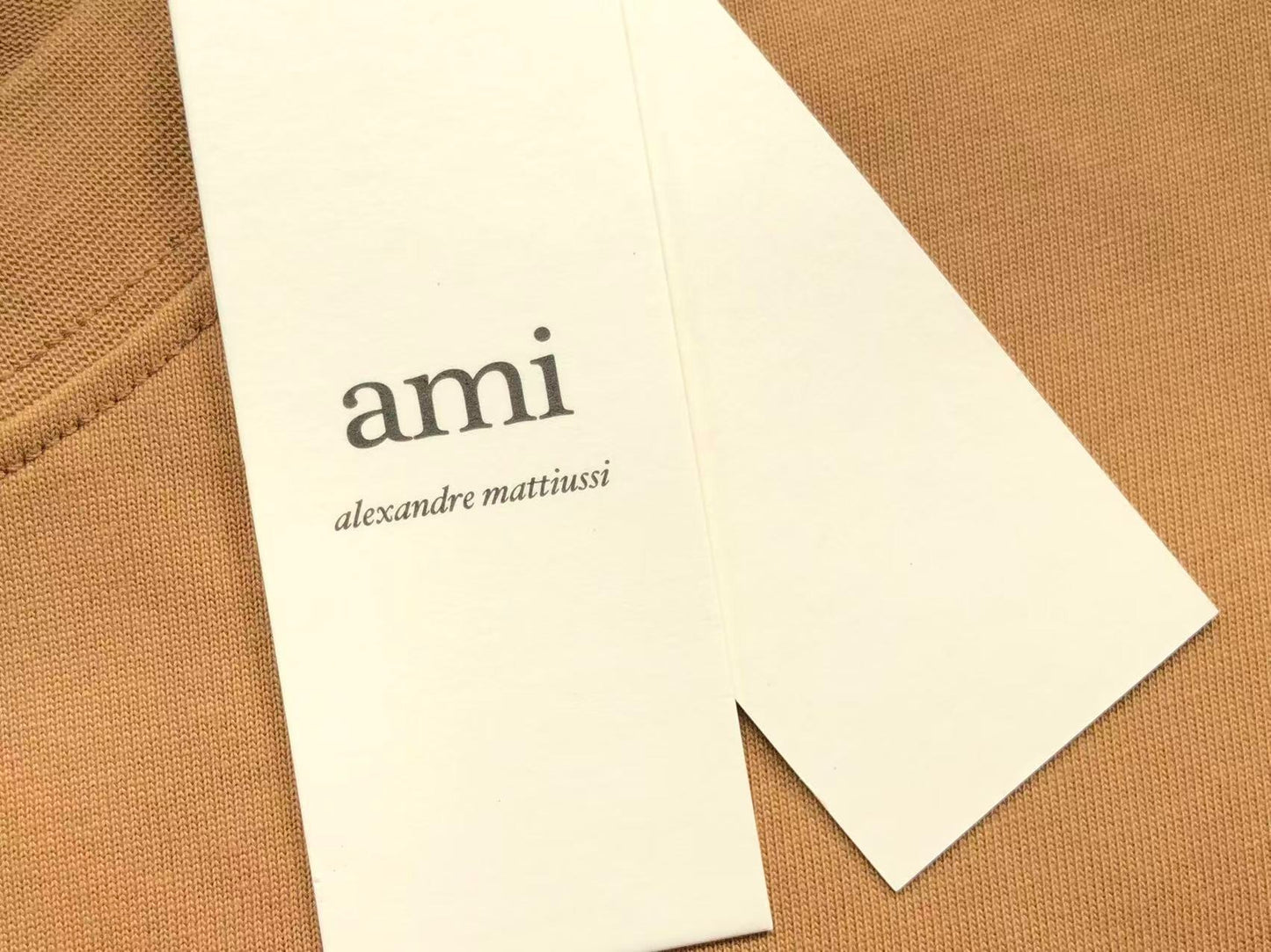 Camiseta AMI Paris Logo Coração Bordado