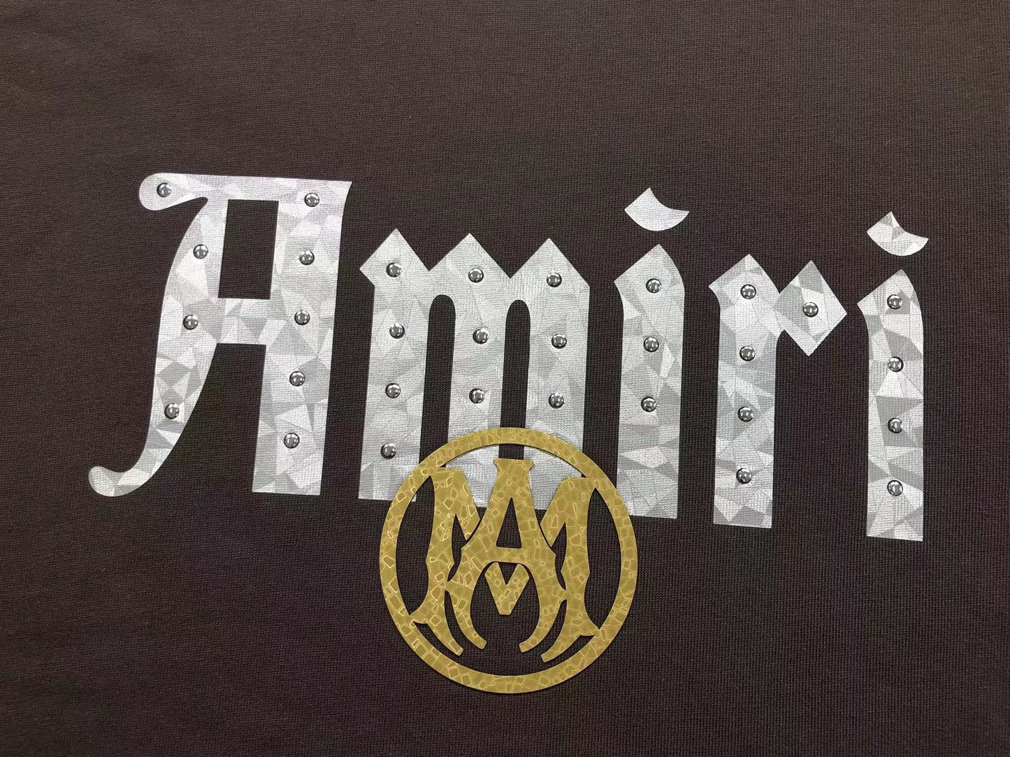 Camiseta AMIRI Gothic Logo Gold Emblem