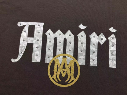Camiseta AMIRI Gothic Logo Gold Emblem