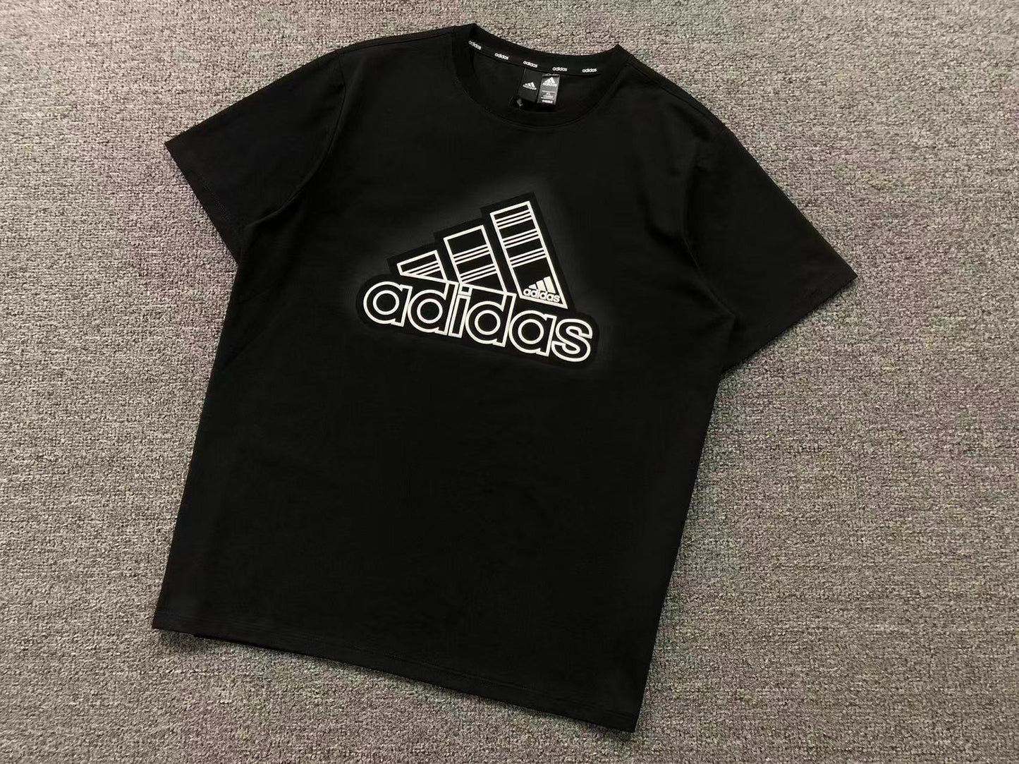 Camiseta Adidas Performance Oversized Logo