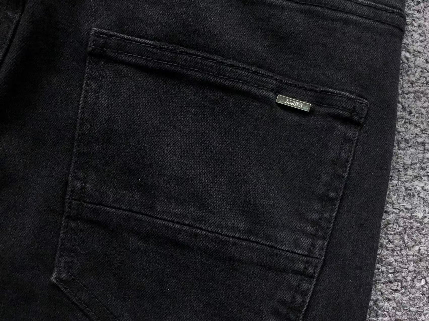 Calça AMIRI Bullet Hole Patch Black Denim