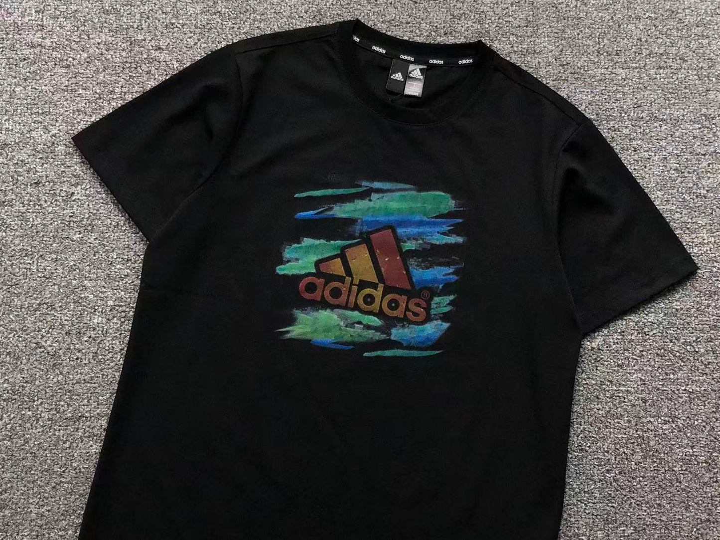 Camiseta Adidas Brush Stroke Color Logo