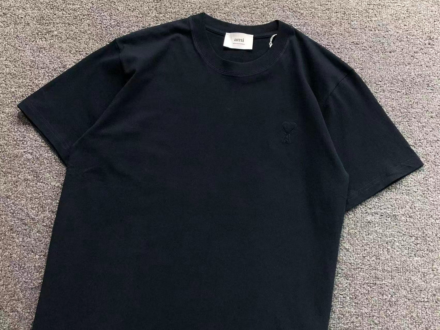Camiseta AMI Paris Logo Coração Mini Bordado
