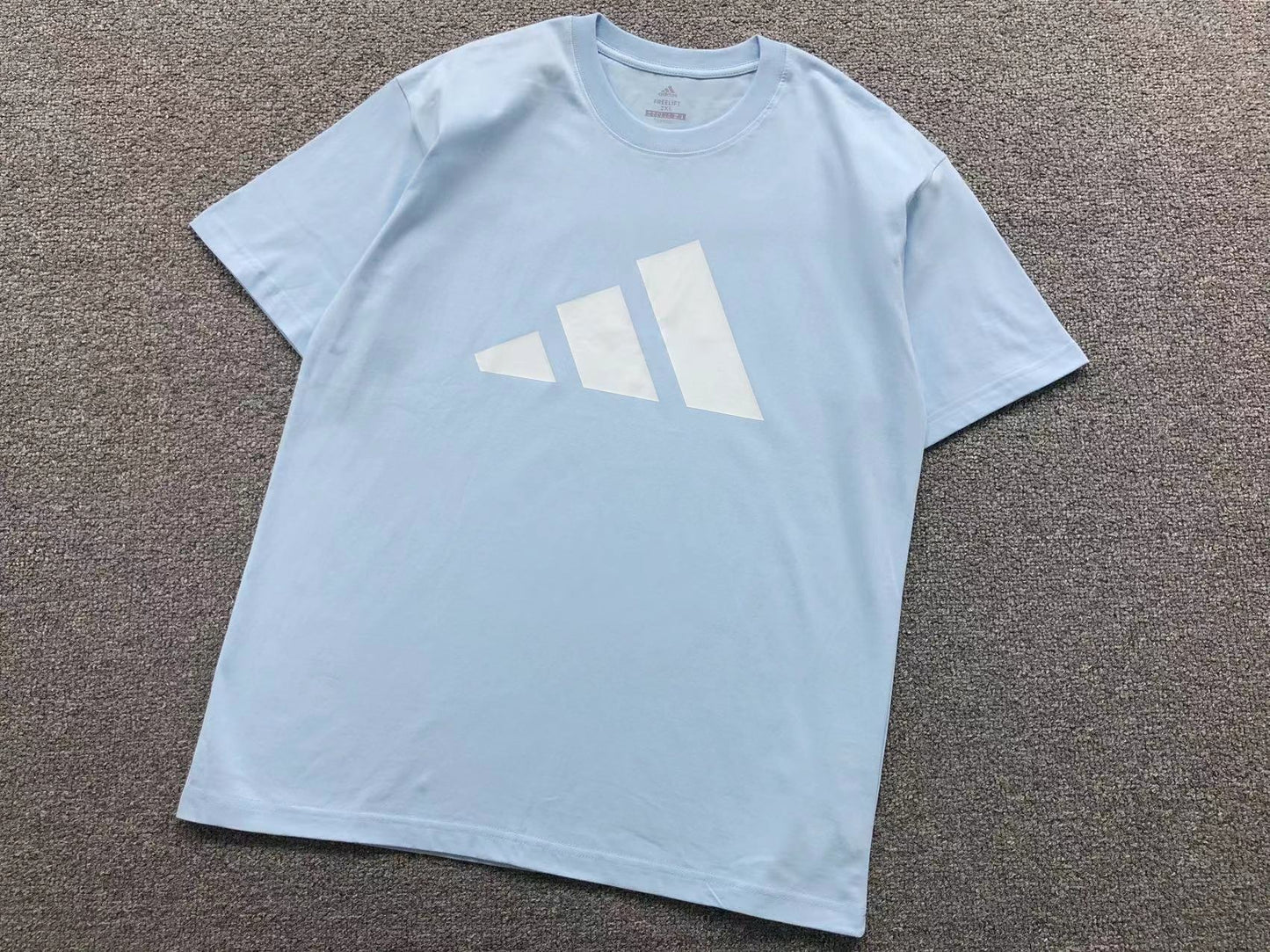 Camiseta Adidas Big Logo Essential