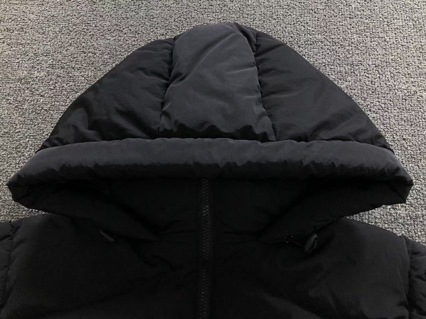 Jaqueta ALO puffer com capuz design V Feminino