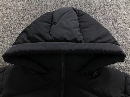 Jaqueta ALO puffer com capuz design V Feminino