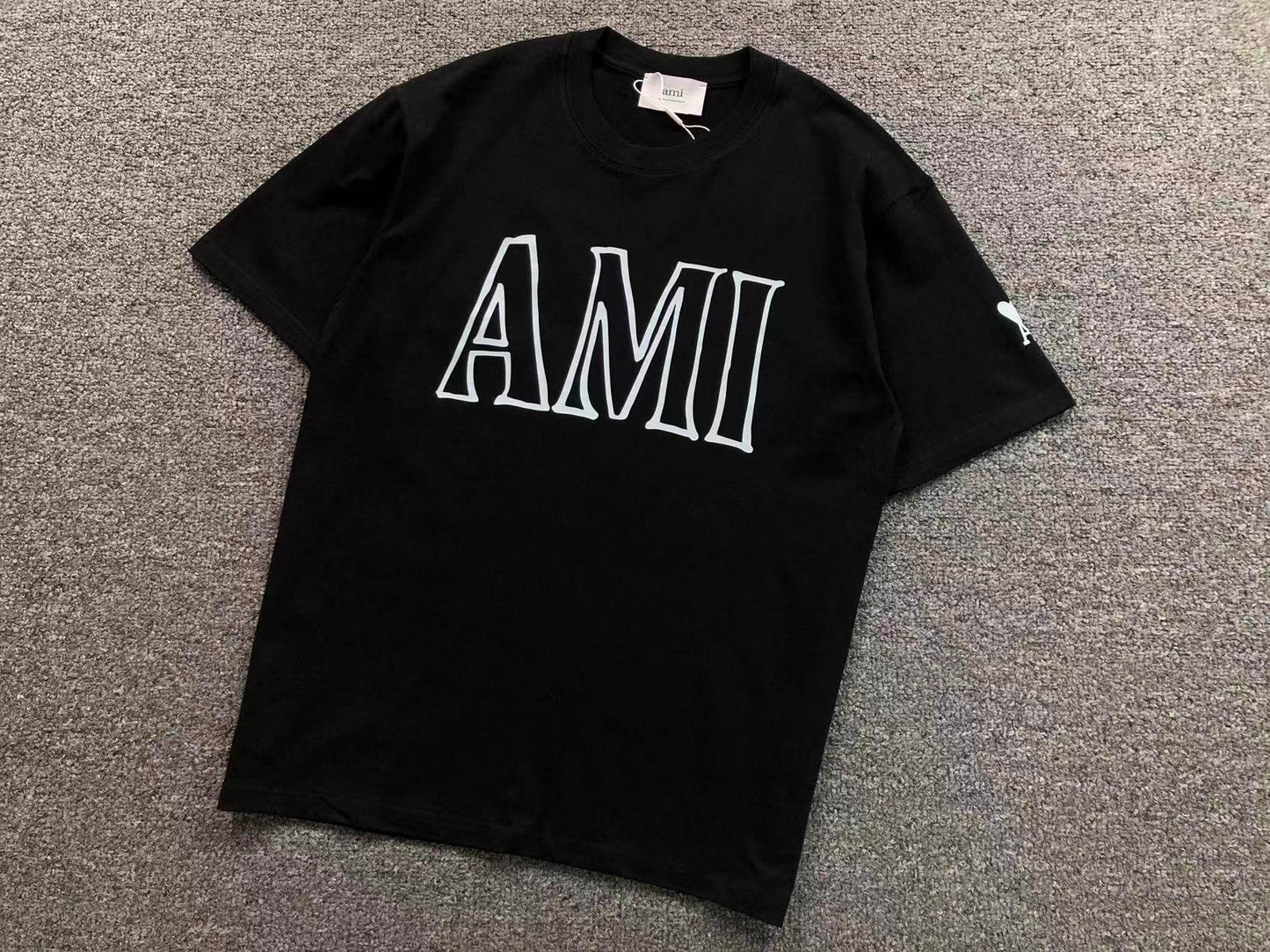 Camiseta AMI Paris Logo Typo Graphic