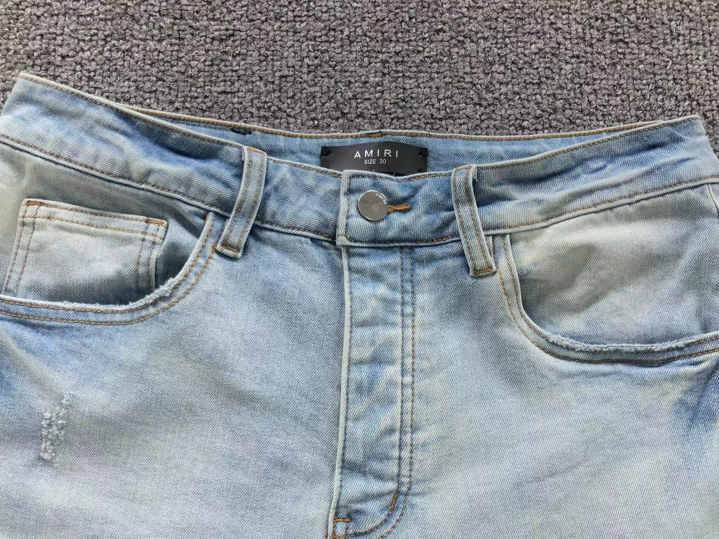 Calça AMIRI Logo Distressed Light Blue Denim