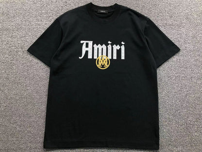 Camiseta AMIRI Gothic Logo Gold Emblem