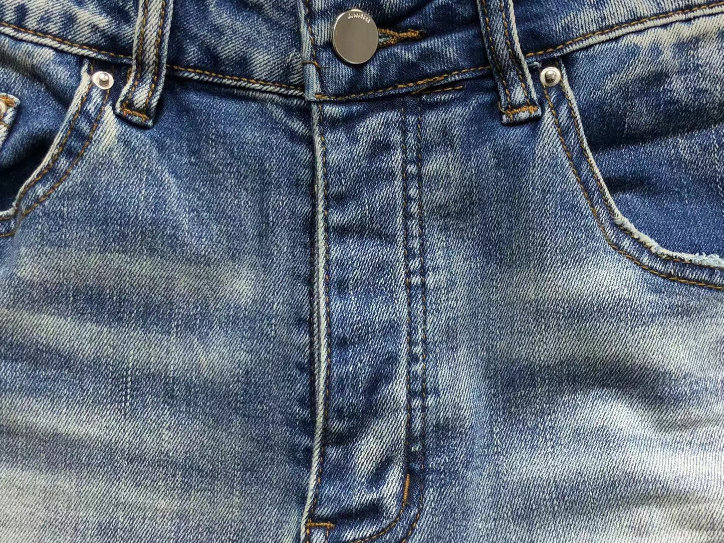 Calça AMIRI Light Wash Destroyed Denim