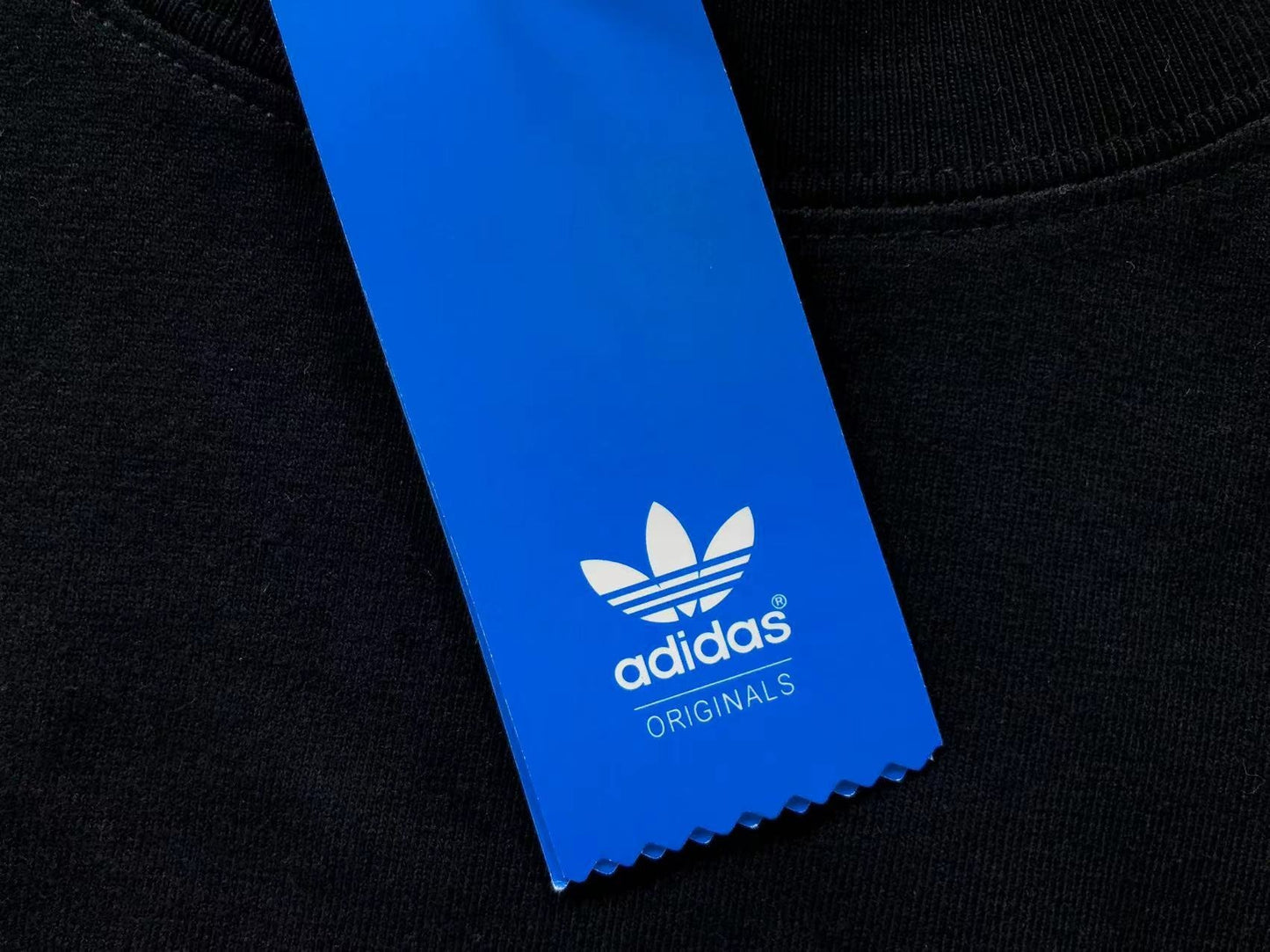 Moletom Adidas Red Badge Crew