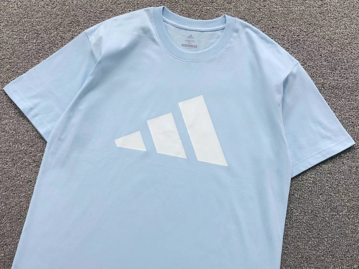 Camiseta Adidas Big Logo Essential
