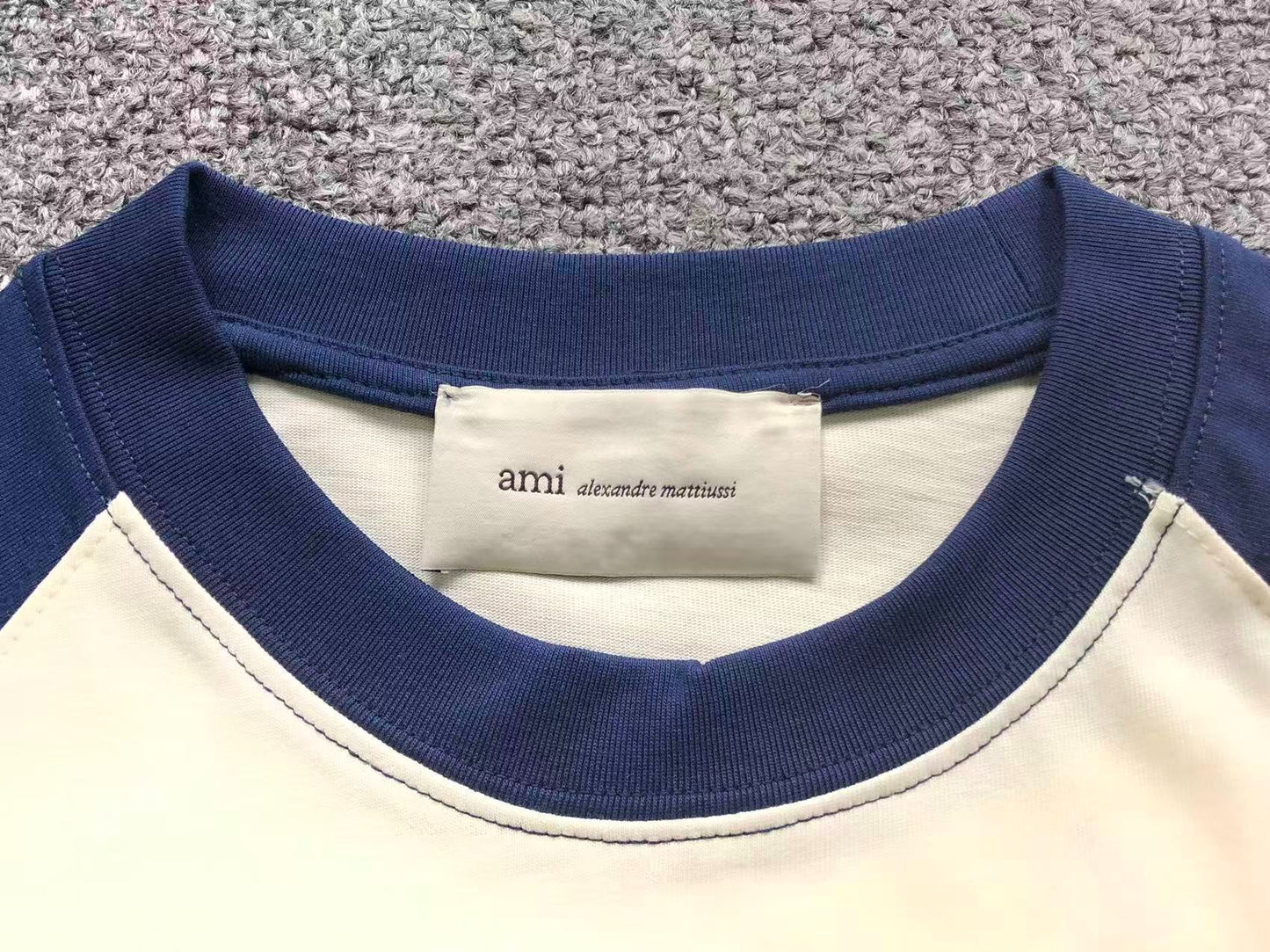 Camiseta AMI Paris Raglan Logo Coração