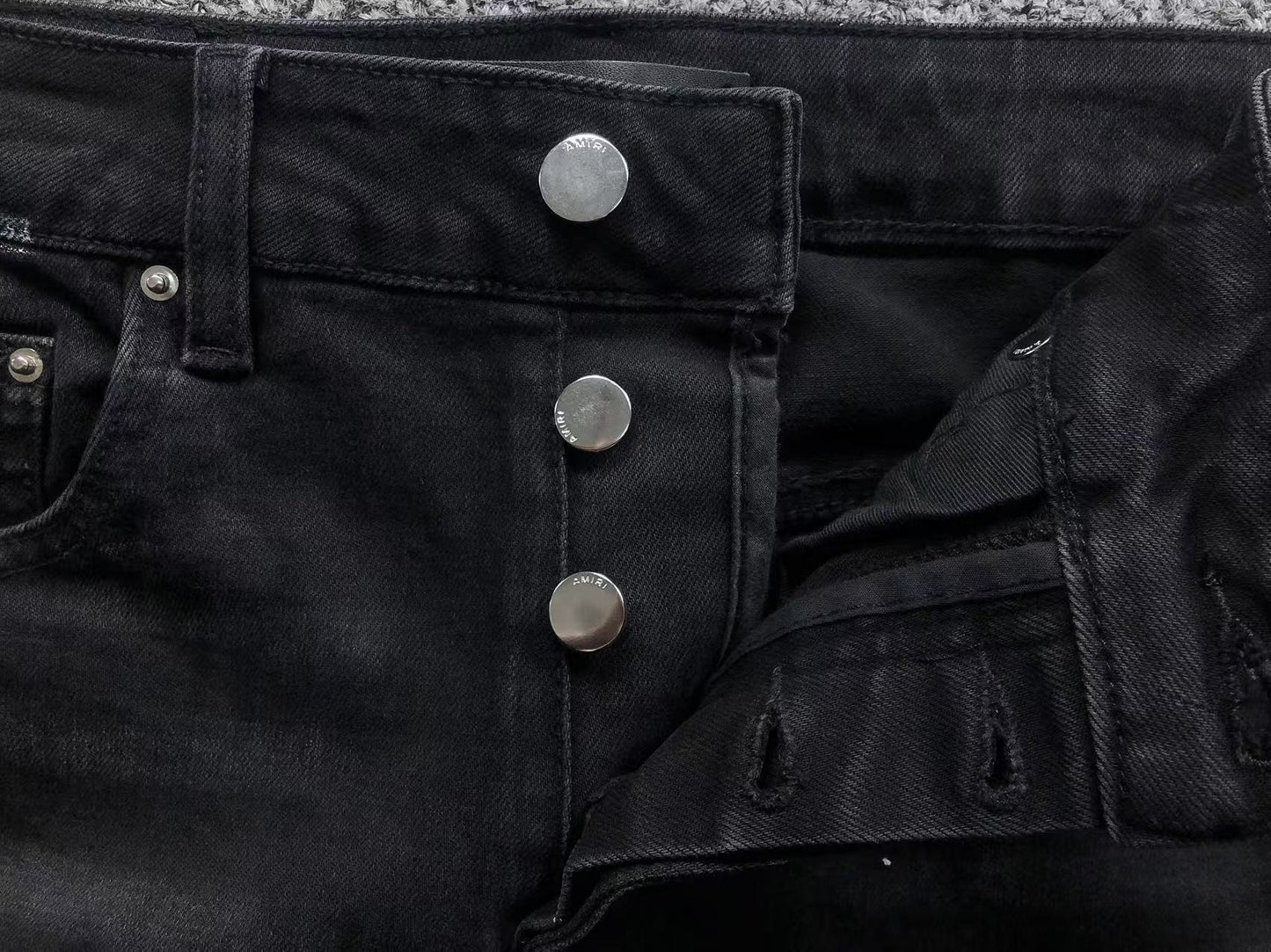 Calça AMIRI Patch Badge Black Denim