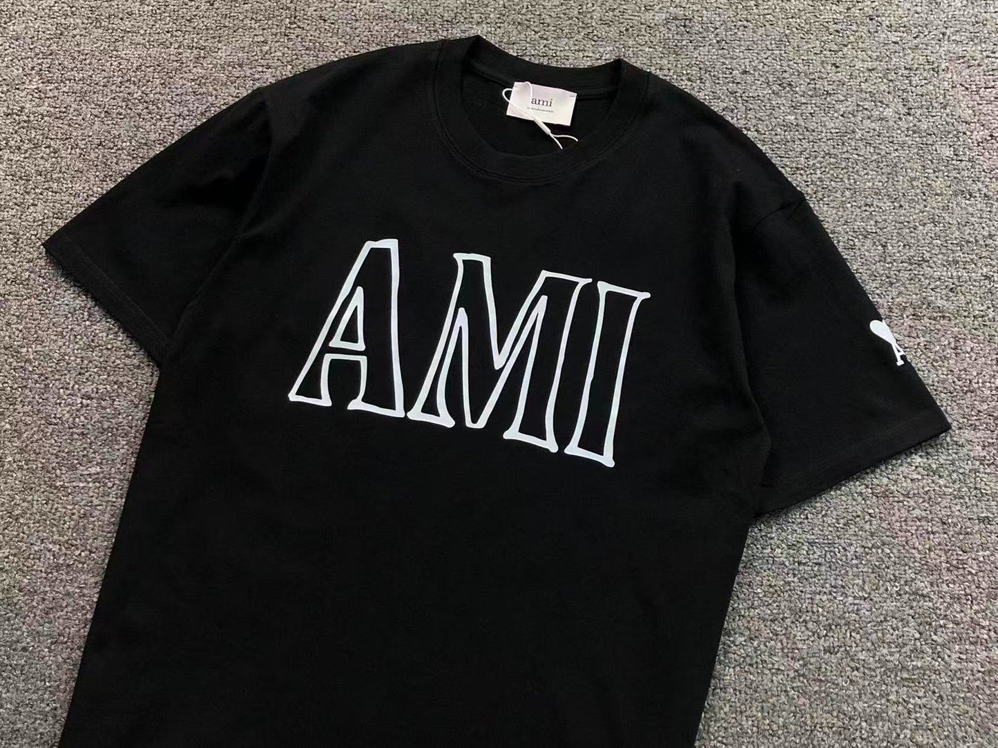 Camiseta AMI Paris Logo Typo Graphic