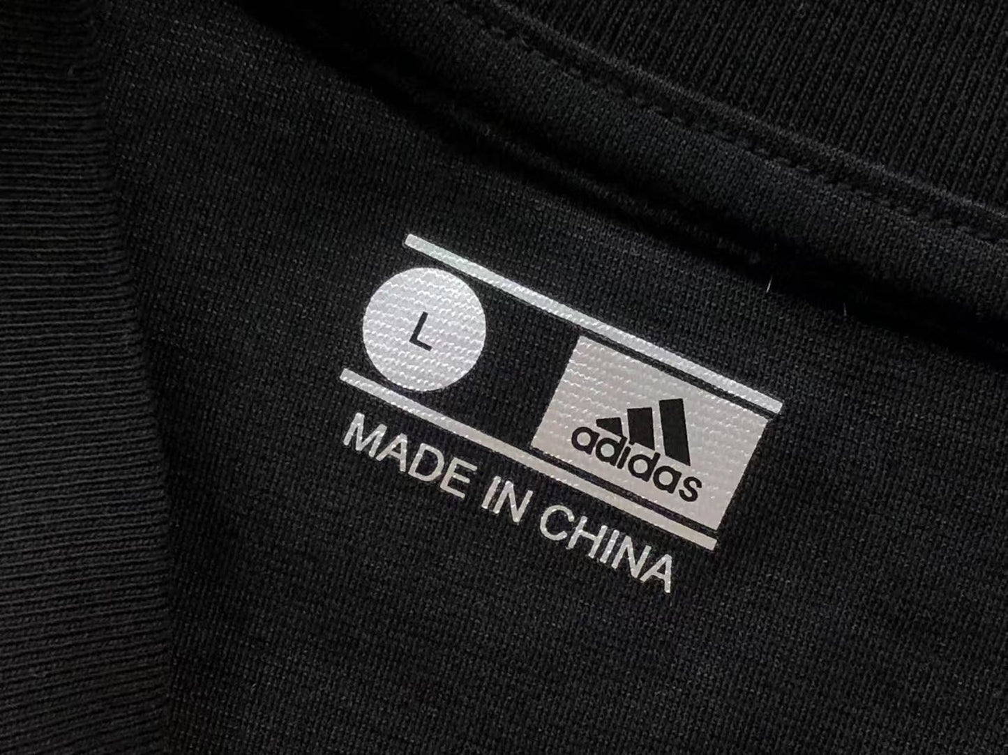 Camiseta Adidas Clean Sport Design