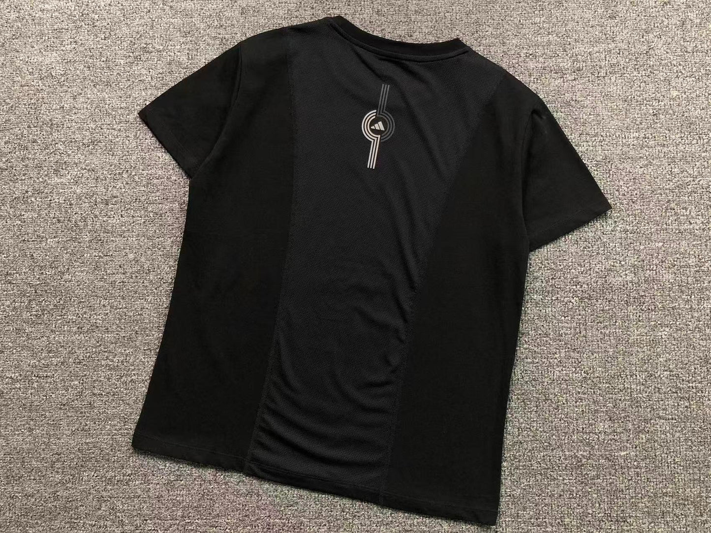 Camiseta Adidas Micro Logo Minimal Feminina