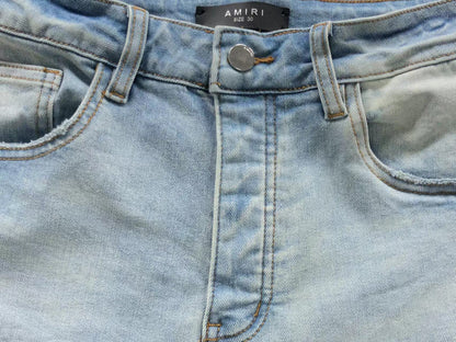 Calça AMIRI Logo Distressed Light Blue Denim