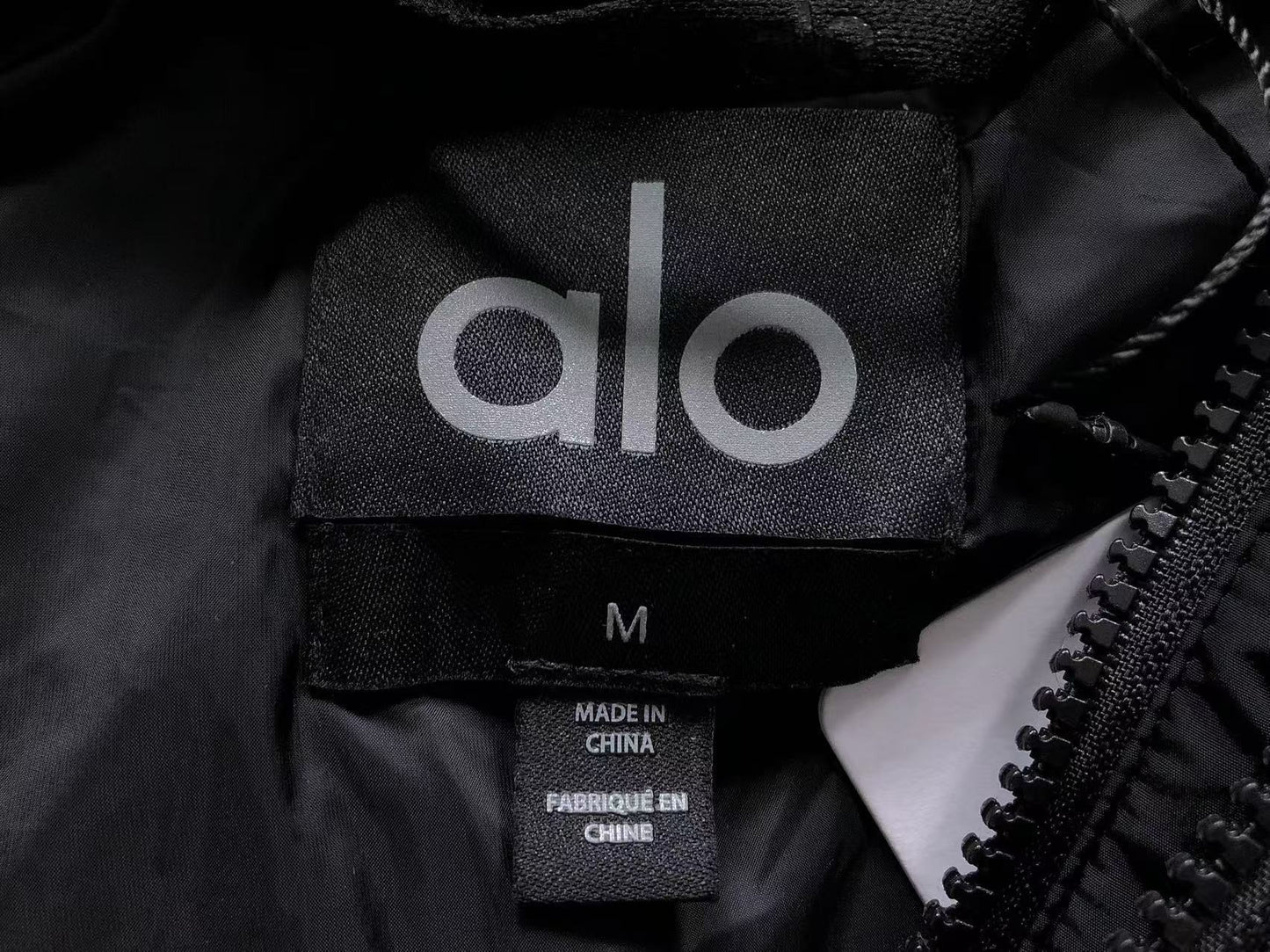 Jaqueta ALO puffer com capuz design V Feminino