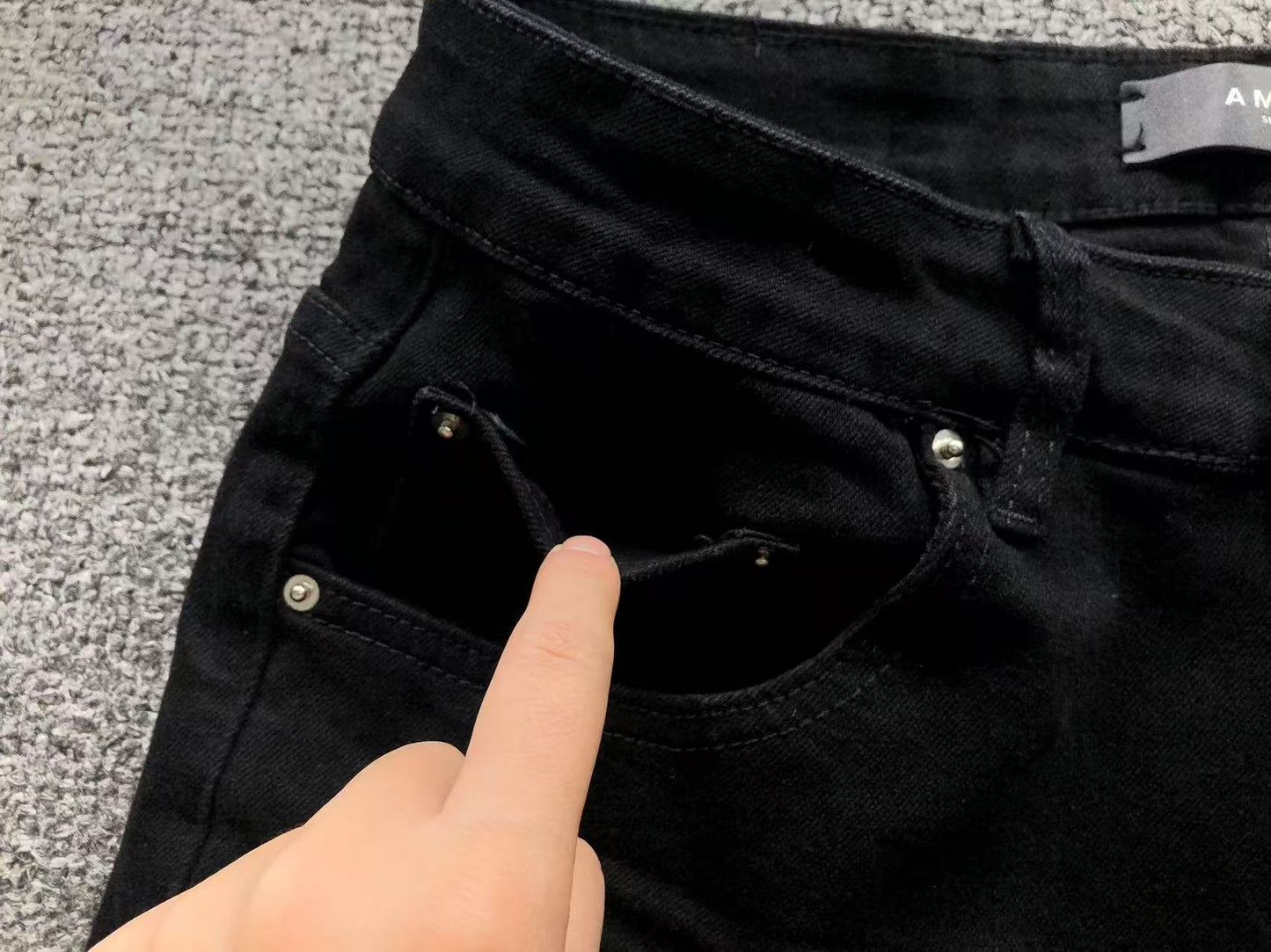 Calça AMIRI Logo Red Black Denim