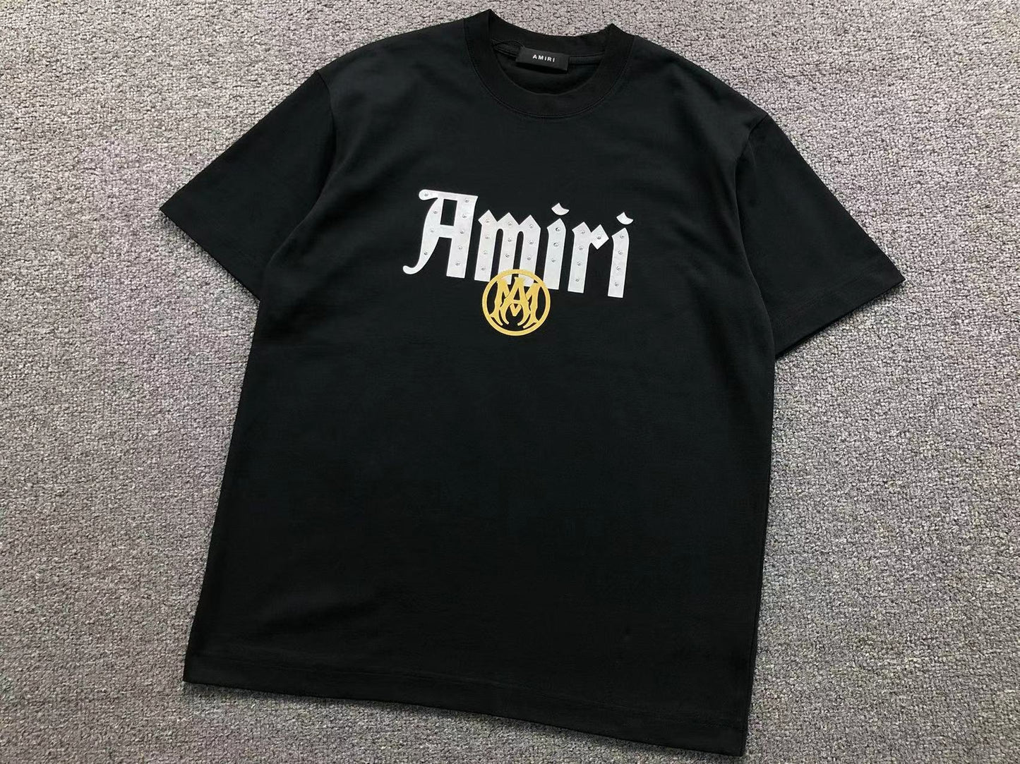 Camiseta AMIRI Gothic Logo Gold Emblem